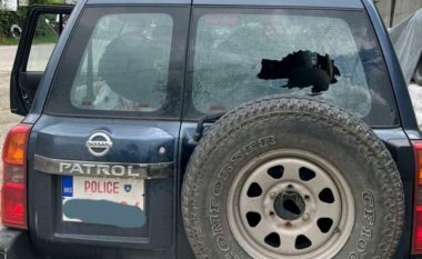 Një polic i plagosur në veri të Kosovës, tri makina të policisë të sulmuara gjatë ditës