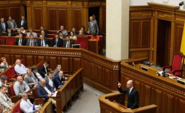 Parlamenti ukrainas voton për të reduktuar kufirin e moshës së rekrutimit