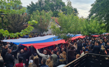 Protestuesit serbë shpalosin flamurin gjigant serb në Zveçan (VIDEO)