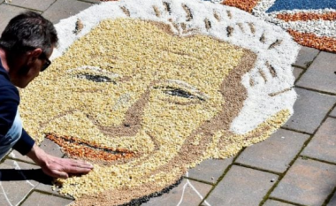 Artisti kosovar krijon portretin e Mbretit Charles me grurë, oriz, fara e misër