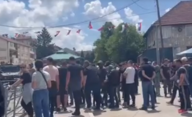 Tensionohet situata në Leposaviq, gazetarët sulmohen me gurë dhe shishe (VIDEO)