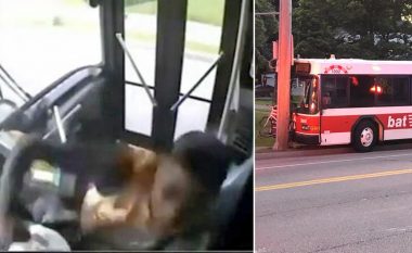 VIDEO/ Nuk e ndaloi në stacionin e duhur, pasagjeri dhunon shoferin e autobusit
