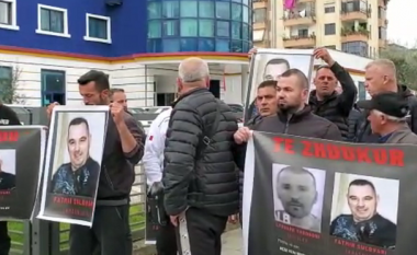 Të zhdukur prej 26 ditësh, të afërmit e Fatmir Sulovarit dhe Leonard Theodhorit protestë para Policisë së Shtetit