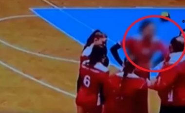 VIDEO/ Incident i i shëmtuar në Korçë, trajneri godet me shpullë volejbollisten e Skënderbeut