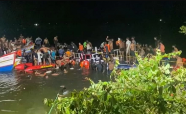 Përmbytet varka turistike në Indi, 21 viktima