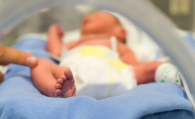 Lind foshnja e parë nga ADN-ja e tre personave