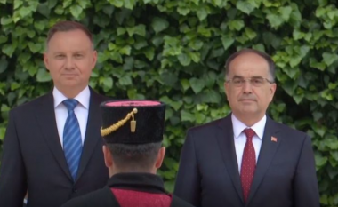 Presidenti i Polonisë mbërrin në Tiranë, pritet me ceremoni shtetërore nga Bajram Begaj