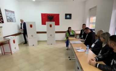 Vonesa dhe probleme me pajisjet e identifikimit, në Kavajë e Lushnjë s’ka nisur ende procesi i votimit