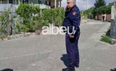 VIDEO/ U vra më sëpatë nga kunati, gjaku i viktimës ende në rrugë, pamje nga vendngjarja në Elbasan