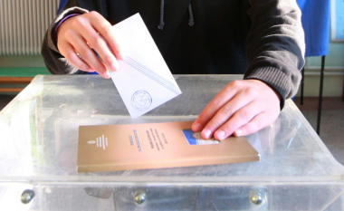 The Guardian për zgjedhjet në Greqi: Udhëheqësit grekë përpiqen të bindin të rinjtë të votojnë përmes TikTok-ut