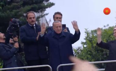 VIDEO/ Fitoi zgjedhjet në Turqi, Erdogani ia merr këngës