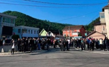 Nis tubimi i serbëve afër komunës së Zubin Potokut, policia e KFOR-i blindojnë objektin