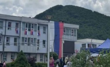 Tensionet në veri/ Serbët vendosin flamurin gjigant edhe në Zubin Potok