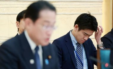 Kryeministri japonez shkarkon djalin e tij nga puna