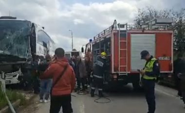 Autobusi me pasagjerë përplaset me një mjet në Maliq, një i lënduar rëndë