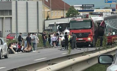 Aksident i rëndë, autobusi përplaset me kamionin, 30 të plagosur