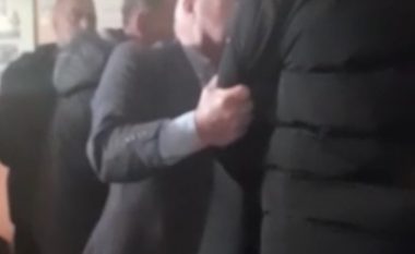 Incident në qendën e votimit në Maliq, Spaho përplaset me një person, e tërheq me forcë nga krahu