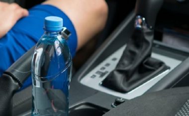Kujdes, asnjëherë mos mbani shishe plastike me ujë në makinë