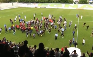 Hynë në fushë për të dhunuar arbitrin pas ndeshjes, policia shoqëron disa tifozë të Tiranës