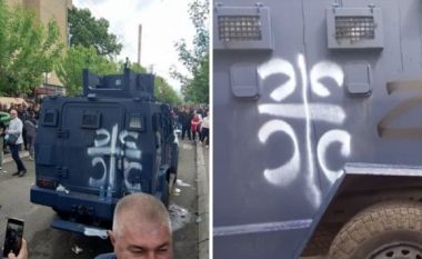 Serbët protestojnë me simbolet ruse në Kosovë, shikoni çfarë shkruajnë mbi automjetet e “KFOR” (FOTO)