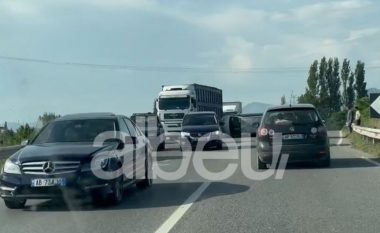 Përmbyset makina në mes të rrugës, trafik i rënduar në aksin Lezhë-Laç