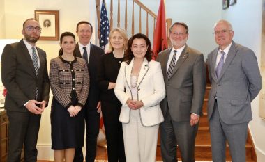 Senatorët e SHBA-së takojnë deputetët shqiptarë, Xhaferaj: Kujdes ndaj influencave anti-amerikane në politikë, presion Serbisë të njohë Kosovën