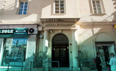Humb jetën kryabashkiaku polak, bie nga kati i katërt i hotelit në Itali