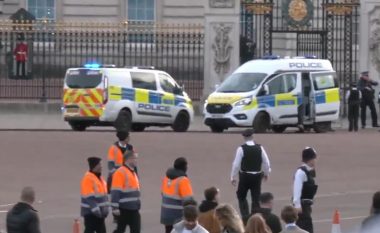 Trazira para kurorëzimit të Mbretit Charles, arrestohet një burrë jashtë pallatit Buckingham