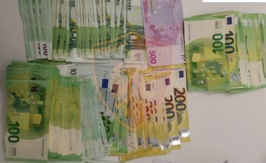 RINAS/ Nënë e bijë tentojnë të kalojnë 40 mijë euro duke i fshehur në trup, nis hetimi