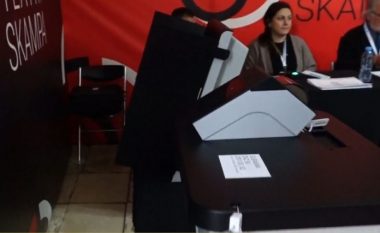 Debate dhe influencim te votuesit, probleme në QV të Elbasanit, ndërhyn policia