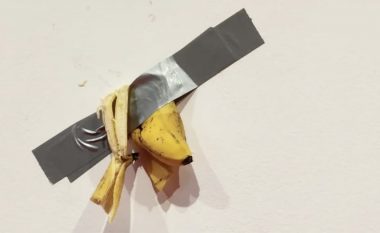 “Isha i uritur”, studenti ha bananen e ekspozuar në muze si pjesë e instalacionit të artistit italian