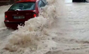Shiu i kthen rrugët në lumenj në Spanjë, uji i vrullshëm merr para makinën (VIDEO)