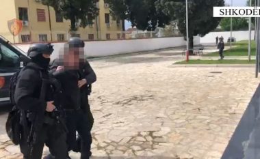 VIDEO/ U arrestua pas 21 orësh arrati, momenti kur autori i vrasjes së 51-vjeçarit në Shkodër shoqërohet në polici