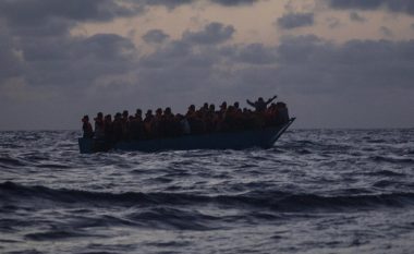 Zhduket varka me 500 emigrantë në Mesdhe, kërkime pa sukses për 24 orë