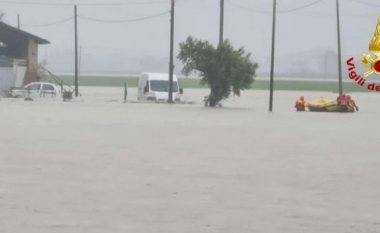 Përmbytje në Itali, lumenjtë dalin në rrugë, mbyllen shkollat në disa zona