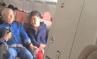 VIDEO/ Tmerr në avion, 30-vjeçari u rrezikoi jetën 193 pasagjerëve, hap portën e emergjencës