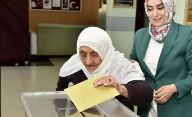 Nuk pranon t’i çojnë kutinë në shtëpi, 112-vjeçarja turke shkon vetë në qendrën e votimit