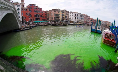 Misteri në Venecia, kanali bëhet papritur ngjyrë jeshile fluoreshente