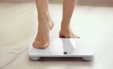 Gabimet që bëni kur peshoheni, ju tregojnë disa kg më shumë