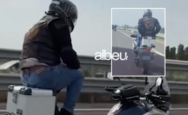 VIDEO/ Spektakël me motor në autostradë, shoferi mburret  në rrjete sociale me guximin e tij prej të “çmenduri”