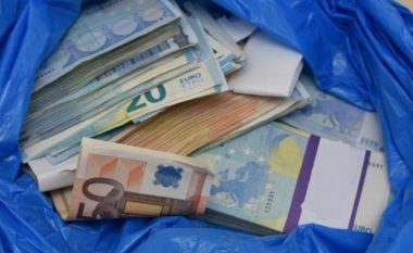 I vodhi fqinjit grek 35 mijë euro, 22-vjeçari shqiptar blen makinë dhe luan bixhoz, një pjesë “i varros” në pyll