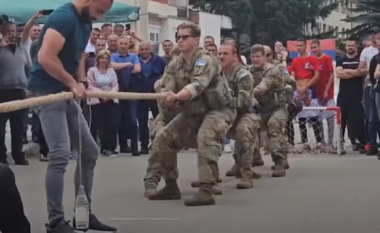 VIDEO/ Momente shtensionuese në Leposaviç, serbët lokalë dhe ushtarët e KFOR-it matin forcën në lojën me litar, kush fitoi