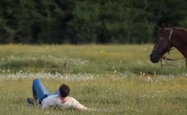 Gazetari shqiptar rrezikon jetën, momenti kur bie nga kali gjatë xhirimeve (VIDEO)