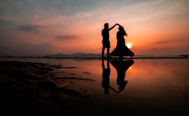 “Çiftet që flenë të ndarë janë më të lumtur”, psikologu: Shqipëria nuk e ka në kulturë këtë praktikë