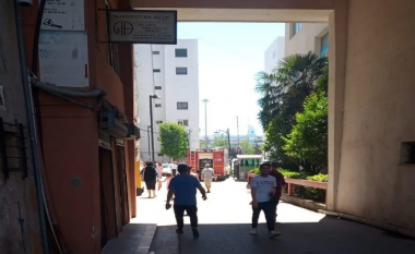 Zjarr në një qendër tregtare në Durrës