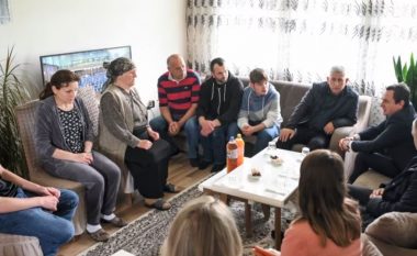 Të heshtur e në pritje të informacioneve, familjarët e 3 policëve të rrëmbyer nga forcat serbe në Kosovë nuk dinë asgjë për të afërmit e tyre