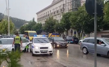 “Tapë” në timon, shoferi i Benz-it përplas dy makinat e bankës në qendër të Beratit