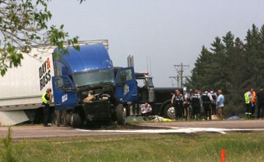 Tragjedi në Kanada, autobusi plot me të moshuar përplaset me kamionin, 15 të vdekur