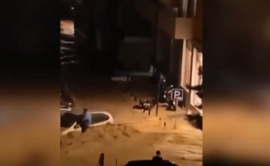VIDEO/ Përmbytjet në Pejë, qytetari detyrohet të dalë nga dritarja e makinës për të shpëtuar