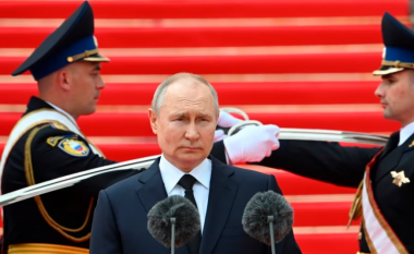 Putin thotë se ushtria shpëtoi Rusinë nga një luftë civile